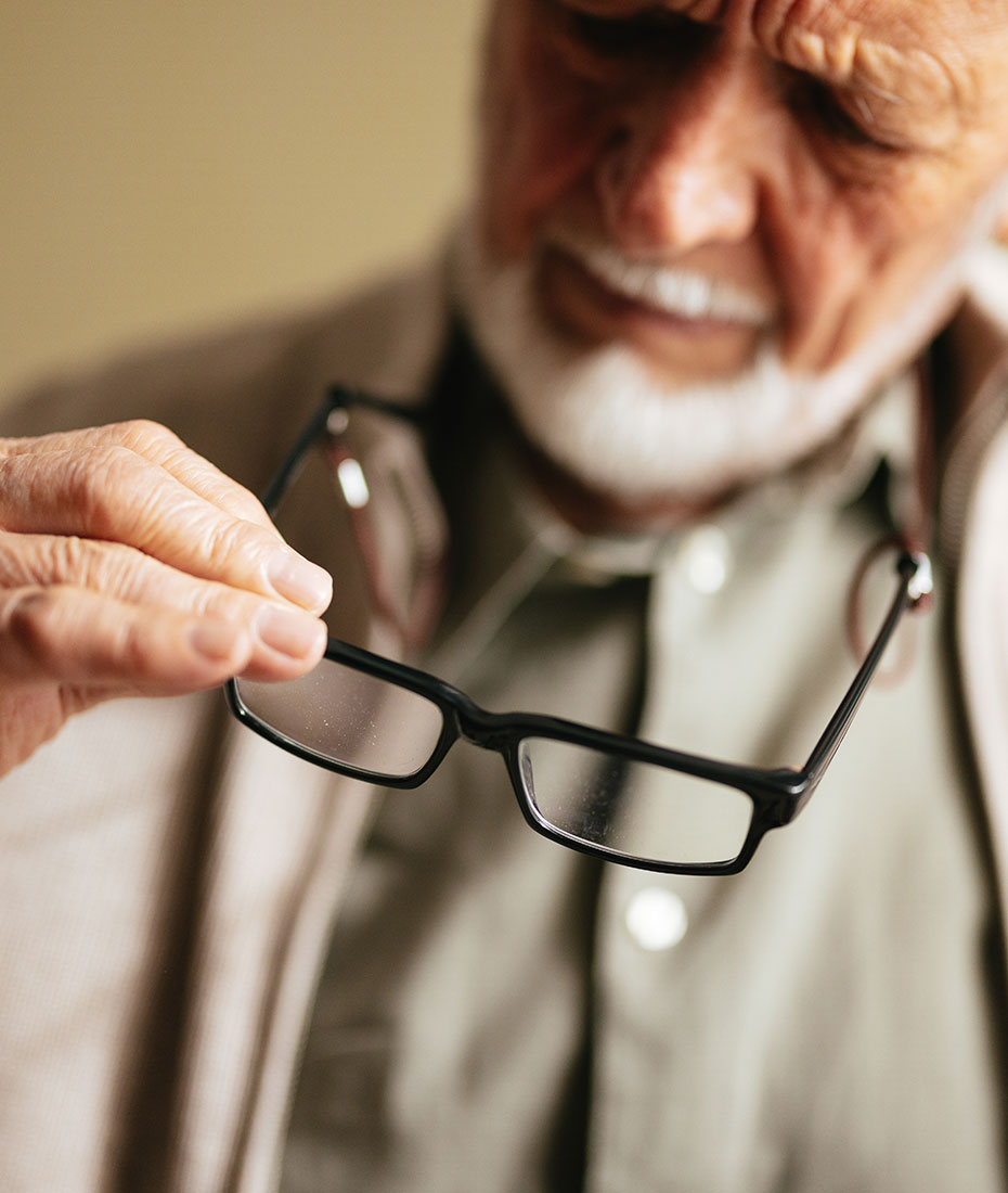 Frau mit vergrößernder Sehhilfe. 